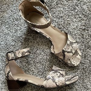 Clarks snakeskin sandals NWT size 8 (7W) Elisa